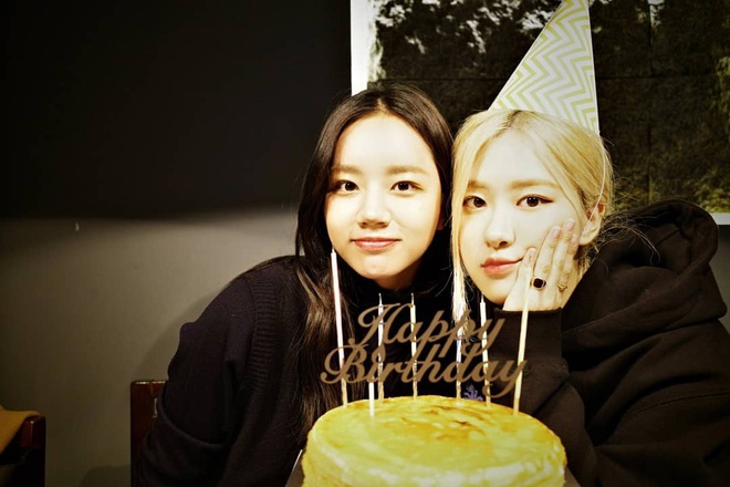 Loạt hình sinh nhật nóng bỏng tay của cặp bạn thân Rosé (BLACKPINK) - Hyeri (Girls Day): Bộ đôi mỹ nhân thân thiết của Kpop, khung hình nào cũng xinh ngỡ ngàng - Ảnh 3.