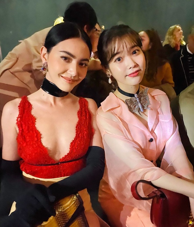 IU và Mai Davika ngồi cạnh nhau trên front row show Gucci nhưng vòng 1 sexy bức người của mỹ nhân Thái mới là nhân tố hot nhất - Ảnh 1.