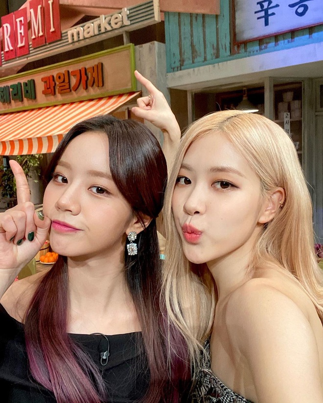 Loạt hình sinh nhật nóng bỏng tay của cặp bạn thân Rosé (BLACKPINK) - Hyeri (Girls Day): Bộ đôi mỹ nhân thân thiết của Kpop, khung hình nào cũng xinh ngỡ ngàng - Ảnh 8.