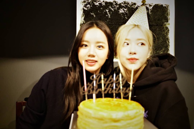 Loạt hình sinh nhật nóng bỏng tay của cặp bạn thân Rosé (BLACKPINK) - Hyeri (Girls Day): Bộ đôi mỹ nhân thân thiết của Kpop, khung hình nào cũng xinh ngỡ ngàng - Ảnh 1.