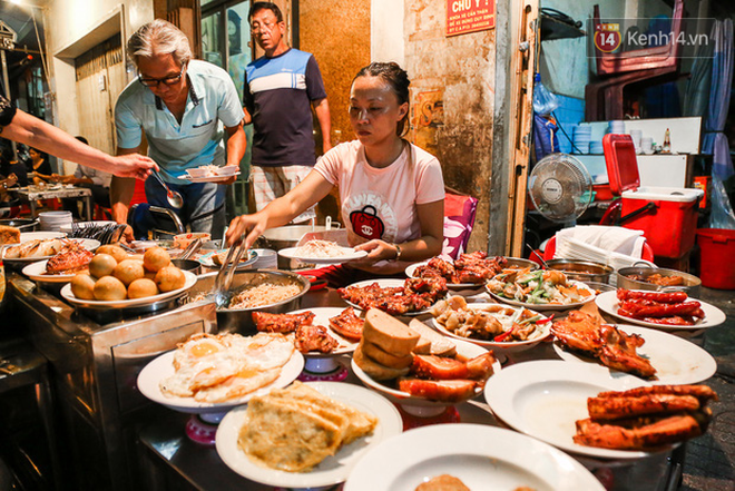 Vừa vào Sài Gòn, vợ chồng Quỳnh Anh – Duy Mạnh đã đến ăn ngay “cơm tấm bãi rác” nổi tiếng, quán có gì mà lại hot đến vậy? - Ảnh 5.