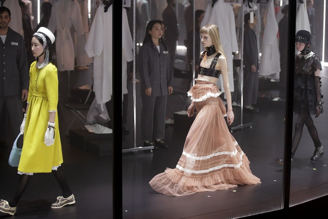 Gucci bá đạo đến thế là cùng: “Trưng bày” người mẫu trong lồng kính quay tròn khổng lồ, thay đồ ngay trên sân khấu - Ảnh 7.