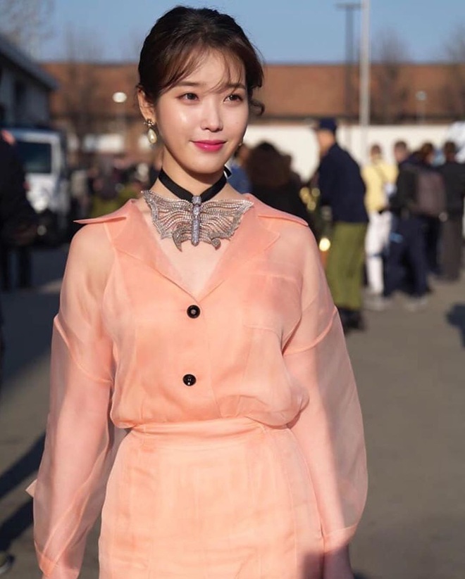 IU và Mai Davika ngồi cạnh nhau trên front row show Gucci nhưng vòng 1 sexy bức người của mỹ nhân Thái mới là nhân tố hot nhất - Ảnh 4.