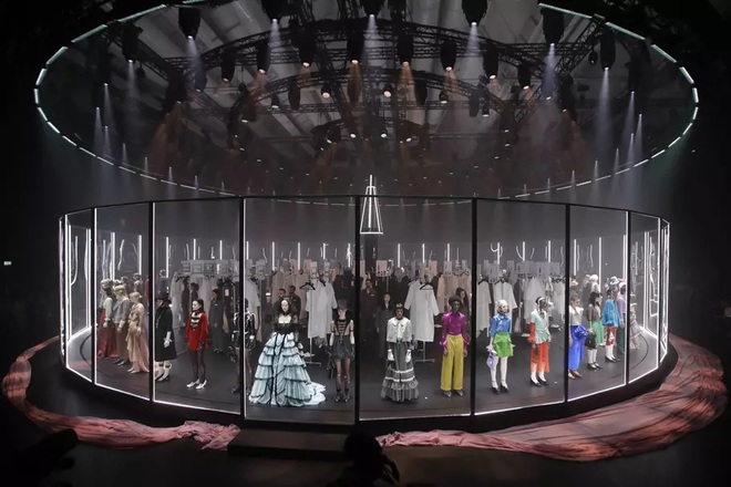 Gucci bá đạo đến thế là cùng: “Trưng bày” người mẫu trong lồng kính quay tròn khổng lồ, thay đồ ngay trên sân khấu - Ảnh 1.
