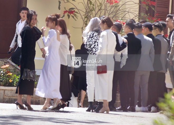 Binz, Soobin Hoàng Sơn và hội gentleman Vbiz xuất hiện cực điển trai trong đám cưới Tóc Tiên và Hoàng Touliver - Ảnh 4.