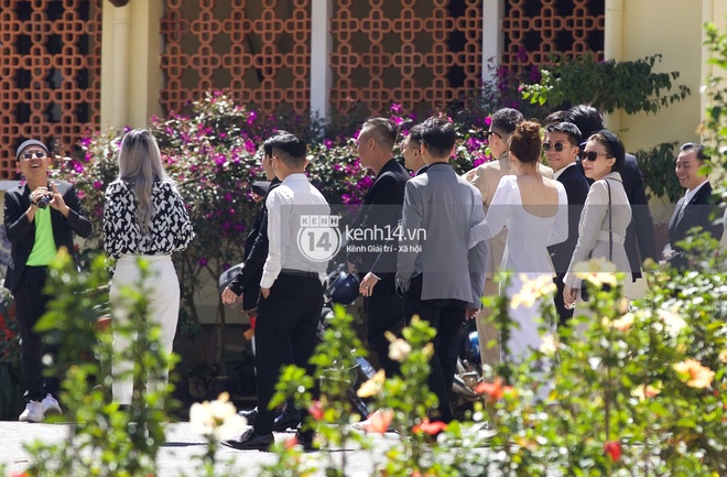 Binz, Soobin Hoàng Sơn và hội gentleman Vbiz xuất hiện cực điển trai trong đám cưới Tóc Tiên và Hoàng Touliver - Ảnh 11.