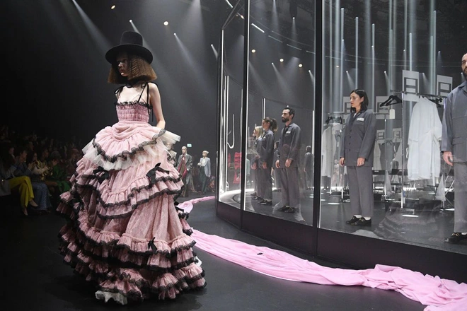 Gucci bá đạo đến thế là cùng: “Trưng bày” người mẫu trong lồng kính quay tròn khổng lồ, thay đồ ngay trên sân khấu - Ảnh 6.