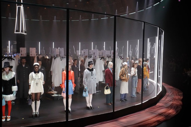 Gucci bá đạo đến thế là cùng: “Trưng bày” người mẫu trong lồng kính quay tròn khổng lồ, thay đồ ngay trên sân khấu - Ảnh 5.