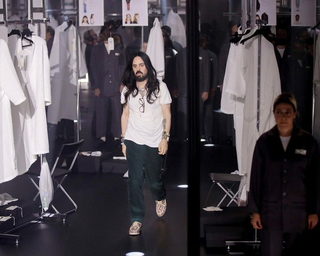 Gucci bá đạo đến thế là cùng: “Trưng bày” người mẫu trong lồng kính quay tròn khổng lồ, thay đồ ngay trên sân khấu - Ảnh 9.