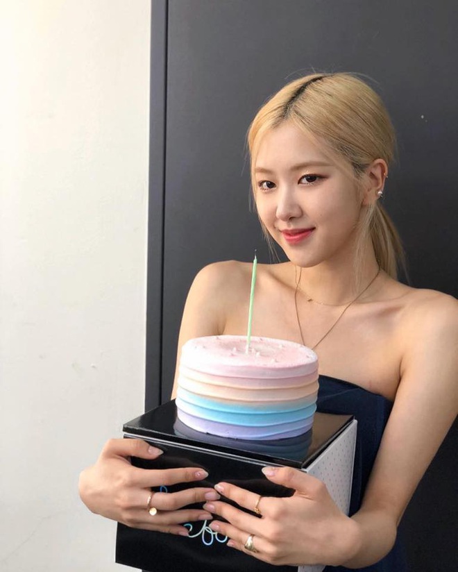 Thiếu khay đựng bánh, nhân viên salon tóc bèn tặng Rosé (BLACKPINK) bánh sinh nhật đựng trong… hộp xốp: Đúng là cái khó ló cái khôn mà! - Ảnh 3.