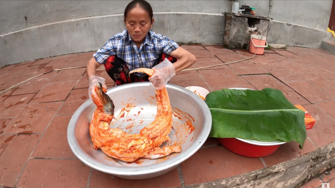 Sau lần ăn một mình một con cá sấu, bà Tân Vlog quyết định nướng hẳn một con siêu to khổng lồ để mời mọi người nhưng chỉ có vài đứa cháu đến - Ảnh 3.