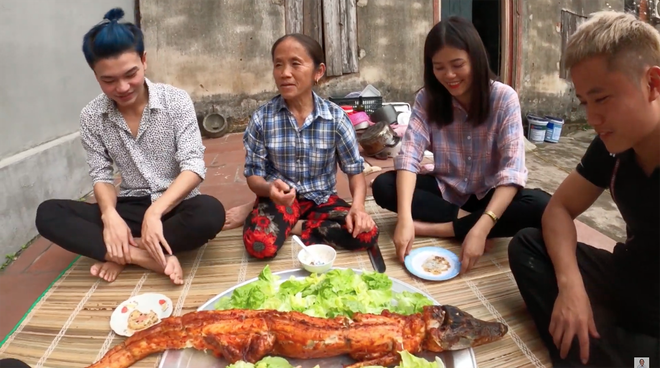 Sau lần ăn một mình một con cá sấu, bà Tân Vlog quyết định nướng hẳn một con siêu to khổng lồ để mời mọi người nhưng chỉ có vài đứa cháu đến - Ảnh 6.