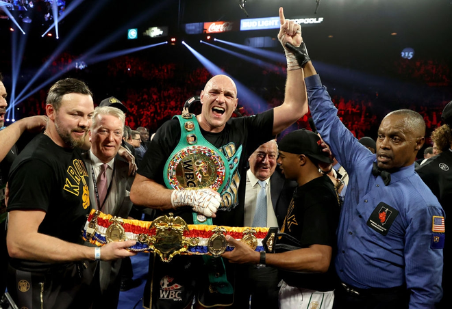 Hủy diệt không thương tiếc nhà vô địch bất bại, người khổng lồ cao 2m06 Tyson Fury giành đai thế giới trong màn so tài được cả làng boxing chờ đợi - Ảnh 9.