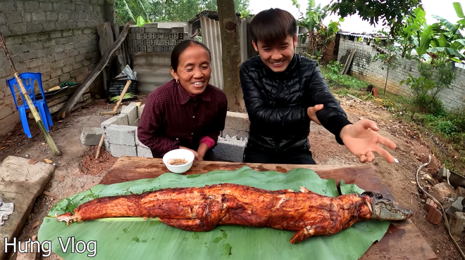 Sau lần ăn một mình một con cá sấu, bà Tân Vlog quyết định nướng hẳn một con siêu to khổng lồ để mời mọi người nhưng chỉ có vài đứa cháu đến - Ảnh 1.