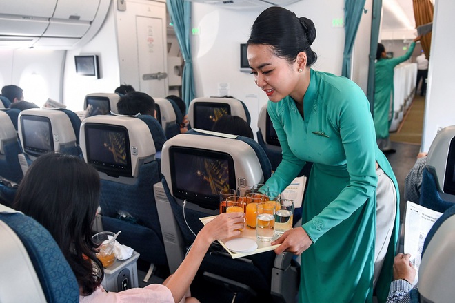 Vietnam Airlines khôi phục lại dịch vụ đồ ăn, thức uống và giải trí trên chuyến bay trước diễn biến tích cực của dịch COVID-19 - Ảnh 1.