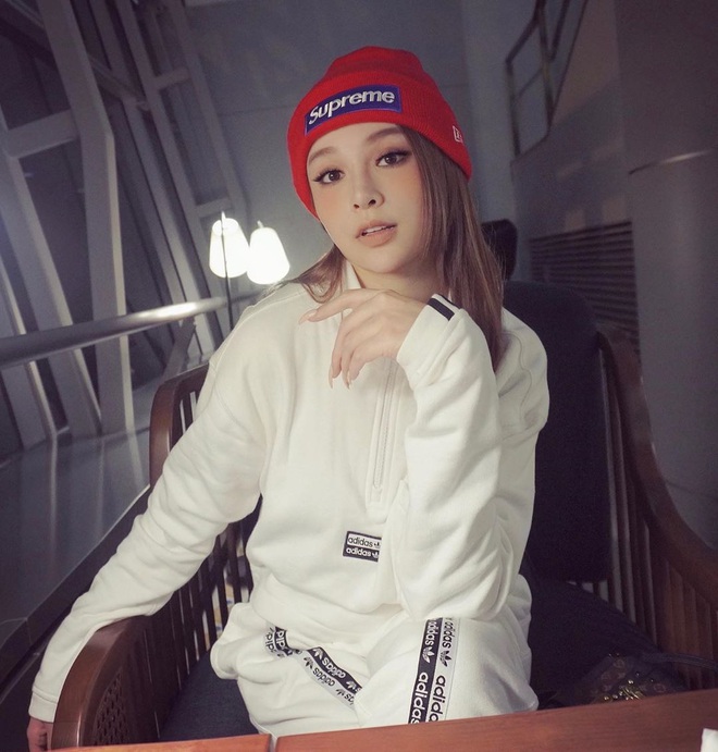 Hiếm lắm mới thấy Huyền Baby xì tin với phong cách sporty, đã vậy còn tạm cất đồ hiệu để mặc đồ bình dân - Ảnh 1.