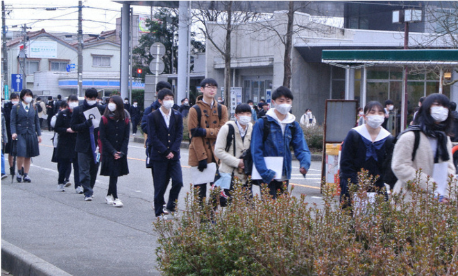 444.000 học sinh Nhật bước vào kỳ thi Đại học giữa mùa dịch: Vừa thi vừa đeo khẩu trang, thí sinh nhiễm Covid-19 không được dự thi - Ảnh 8.