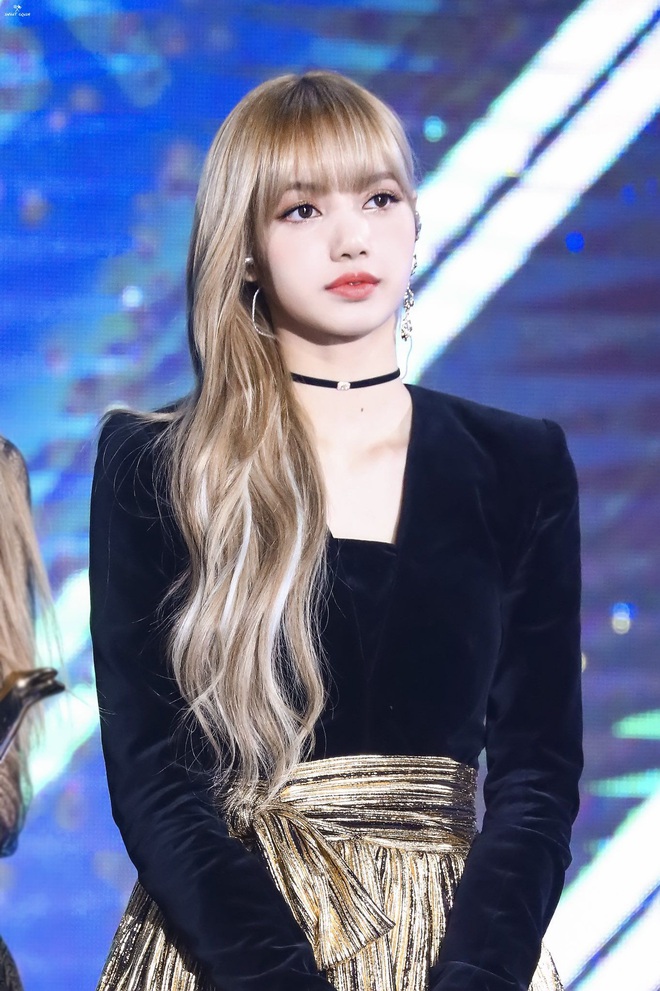 8 nàng búp bê sống của Kpop: Lisa đẹp siêu thực, mỹ nhân đẹp nhất thế giới năm 2019 Tzuyu có đọ lại nổi dàn nữ thần đàn chị? - Ảnh 1.