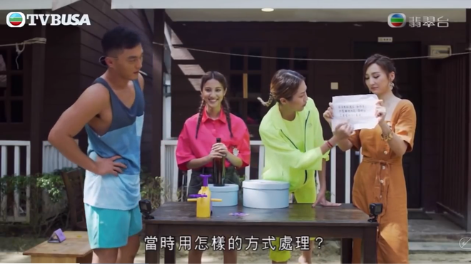 Rùng mình khi xem mỹ nhân phim 18  của TVB liếm dép bẩn dính đầy cát trên sóng truyền hình - Ảnh 1.