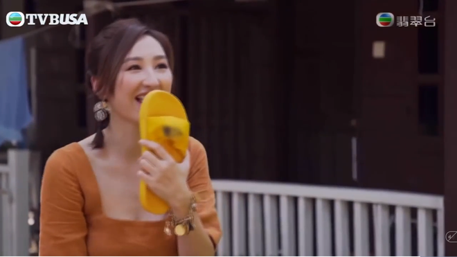 Rùng mình khi xem mỹ nhân phim 18  của TVB liếm dép bẩn dính đầy cát trên sóng truyền hình - Ảnh 3.