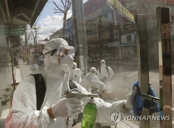 Hàn Quốc: Thêm 3 trường hợp thiệt mạng vì virus corona, tăng kỷ lục 571 người nhiễm mới trong ngày, tổng cộng 2337 người nhiễm bệnh - Ảnh 2.