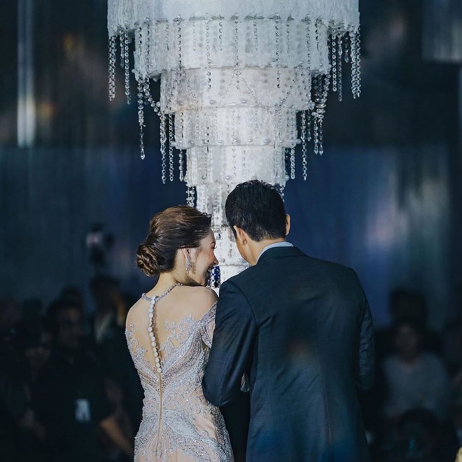 Hôn lễ thế kỷ xa hoa bậc nhất của cặp đôi vàng showbiz Malaysia: Cô dâu diện váy 58 tỷ đồng, bánh cưới 8 tầng úp ngược - Ảnh 6.
