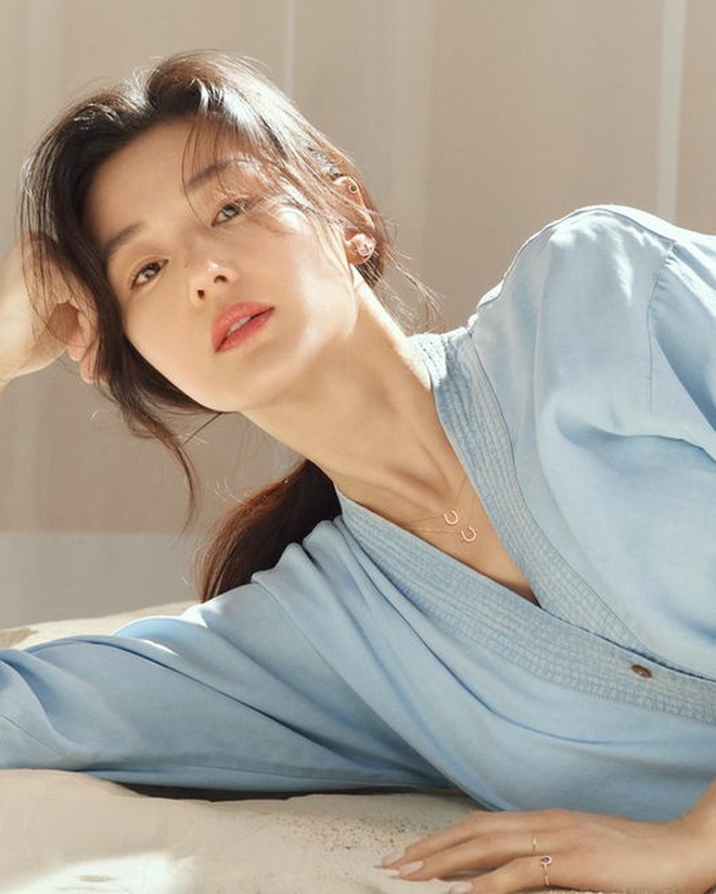 Jeon Ji Hyun lần đầu bị chỉ trích trong sự nghiệp vì không quyên góp chống dịch Corona, ai ngờ đóng góp xong vẫn nhận gạch đá - Ảnh 1.