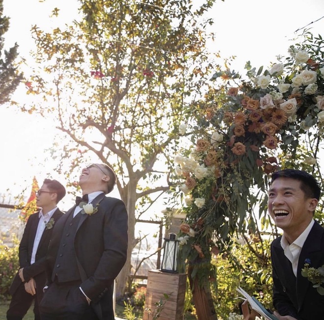 Loạt ảnh cực hiếm trong đám cưới Tóc Tiên - Hoàng Touliver cuối cùng cũng được hé lộ: Mọi khoảnh khắc hạnh phúc nhất đều có đủ! - Ảnh 4.