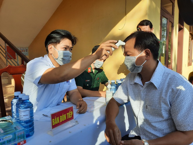 Trước khi bay vào Hội An, bệnh nhân thứ 33 di chuyển qua nhiều địa điểm ở Hà Nội và Hạ Long - Ảnh 2.