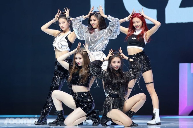 Cả một trời than thở với màn comeback của ITZY: Concept một màu, nhạc không ấn tượng, đến vũ đạo cũng nhàm, toàn cóp nhặt lại từ những hit trước - Ảnh 7.