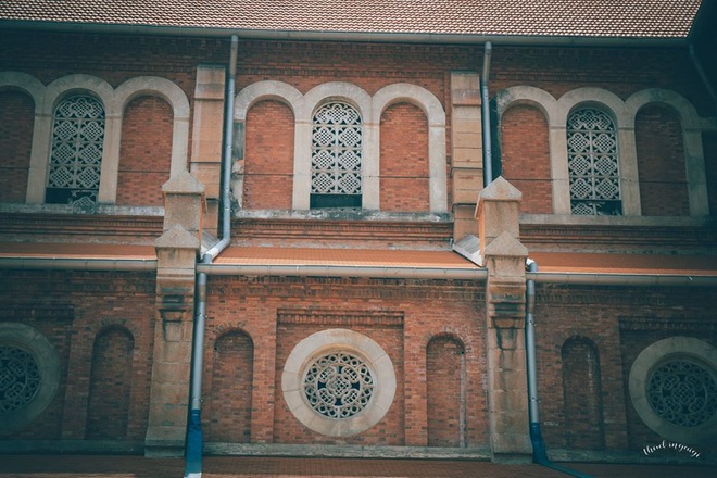 Cập nhật nhanh diện mạo mới nhất của Nhà thờ Đức Bà Sài Gòn sau bước đầu trùng tu, những mảng tường bị vẽ bậy giờ đã biến mất - Ảnh 11.