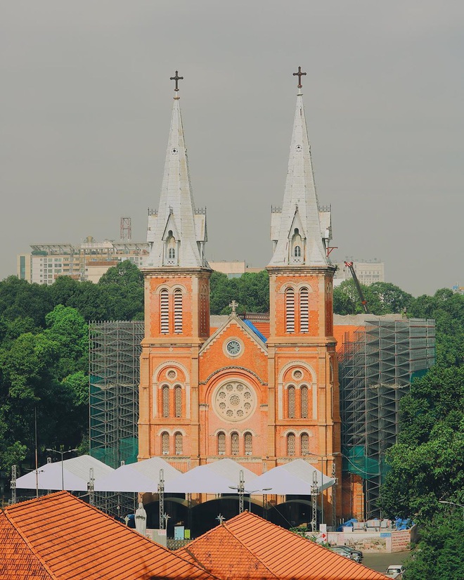 Cập nhật nhanh diện mạo mới nhất của Nhà thờ Đức Bà Sài Gòn sau bước đầu trùng tu, những mảng tường bị vẽ bậy giờ đã biến mất - Ảnh 3.