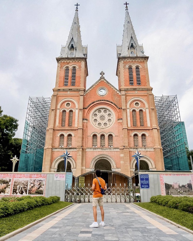 Cập nhật nhanh diện mạo mới nhất của Nhà thờ Đức Bà Sài Gòn sau bước đầu trùng tu, những mảng tường bị vẽ bậy giờ đã biến mất - Ảnh 6.