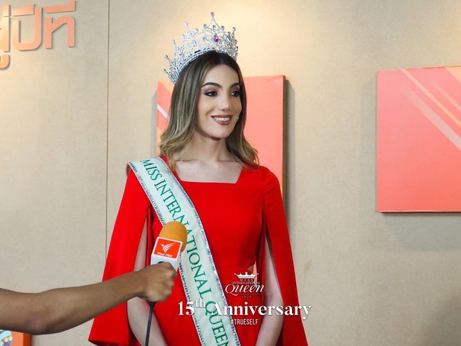 Top 3 Miss International Queen cùng lộ diện sau đăng quang: Tân Hoa hậu bị chê già, kém sắc hơn hẳn so với 2 nàng Á - Ảnh 4.