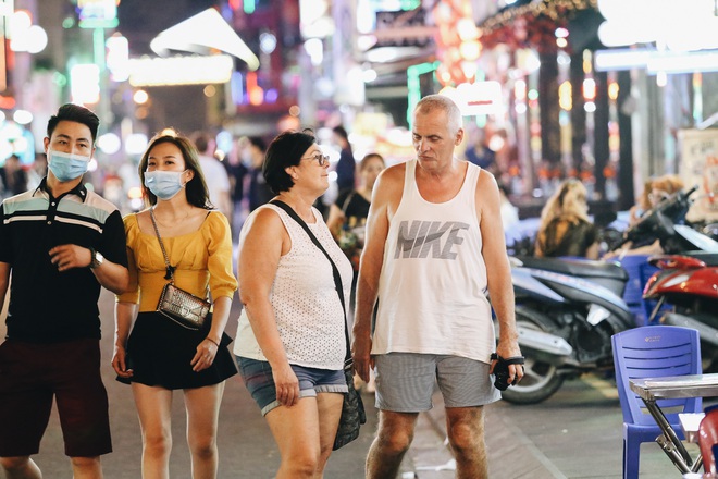 Phố Tây Bùi Viện ế ẩm vì dịch Covid-19 trước giờ tạm dừng hoạt động: Từ con phố sôi động đến nơi vắng lặng nhất Sài Gòn, miễn phí đồ uống cũng chẳng có khách - Ảnh 6.