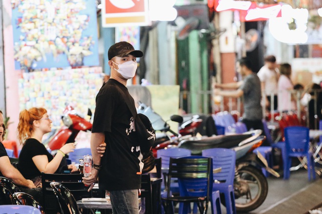 Phố Tây Bùi Viện ế ẩm vì dịch Covid-19 trước giờ tạm dừng hoạt động: Từ con phố sôi động đến nơi vắng lặng nhất Sài Gòn, miễn phí đồ uống cũng chẳng có khách - Ảnh 12.