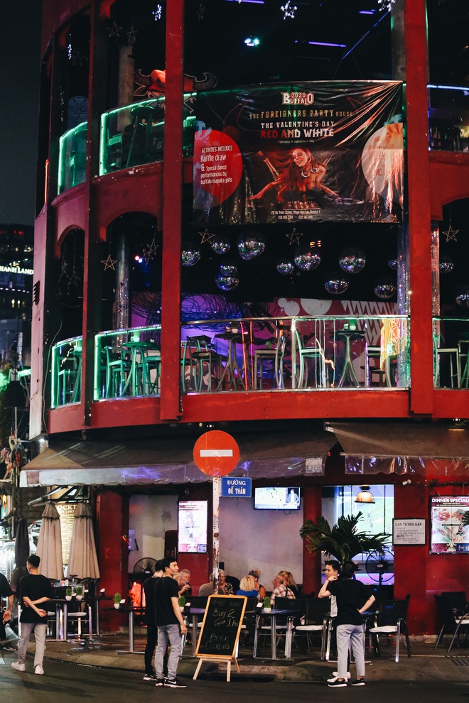 Phố Tây Bùi Viện ế ẩm vì dịch Covid-19 trước giờ tạm dừng hoạt động: Từ con phố sôi động đến nơi vắng lặng nhất Sài Gòn, miễn phí đồ uống cũng chẳng có khách - Ảnh 3.