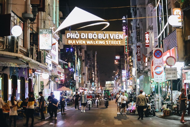 Phố Tây Bùi Viện ế ẩm vì dịch Covid-19 trước giờ tạm dừng hoạt động: Từ con phố sôi động đến nơi vắng lặng nhất Sài Gòn, miễn phí đồ uống cũng chẳng có khách - Ảnh 1.