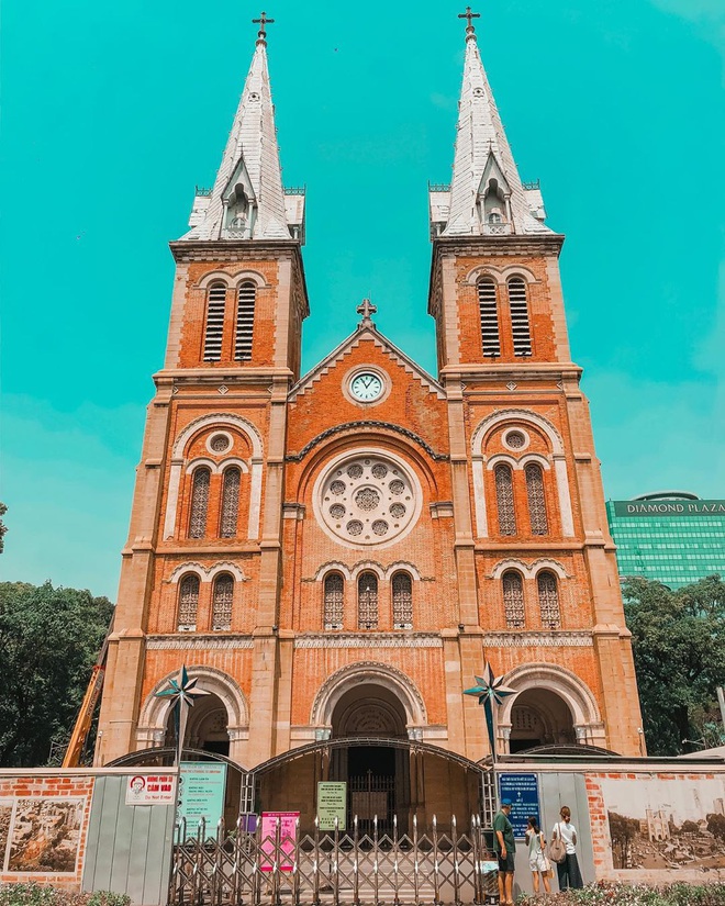 Cập nhật nhanh diện mạo mới nhất của Nhà thờ Đức Bà Sài Gòn sau bước đầu trùng tu, những mảng tường bị vẽ bậy giờ đã biến mất - Ảnh 9.
