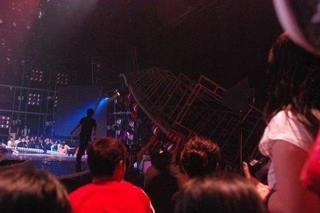 Những thảm họa sân khấu khiến Kpop bàng hoàng: SNSD 5 lần 7 lượt là nạn nhân, thành viên SHINee từng ngất xỉu, đêm diễn của 4Minute có thương vong - Ảnh 8.