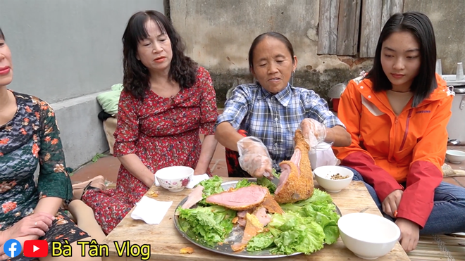 Trình độ nấu ăn của bà Tân Vlog ngày càng xịn rồi này: xem bà rán đùi gà siêu to khổng lồ mà trơn tru, làm đủ các bước mà còn chín vàng giòn - Ảnh 10.