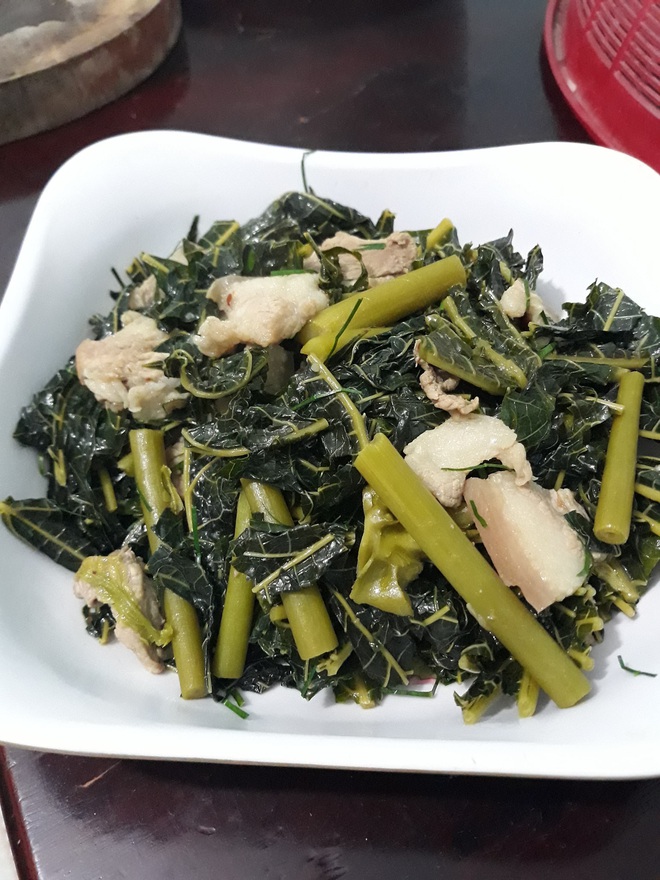Tưởng chỉ là thứ bỏ đi, ít ai biết rằng lá đu đủ lại có thể làm thành món ăn, thậm chí còn có nhiều cách chế biến khác nhau - Ảnh 2.