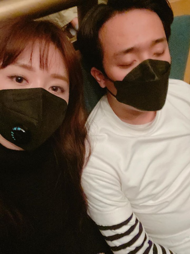 Hari Won quả là nghệ sĩ ý thức cao mùa dịch Covid-19: Diện đồ bảo hộ kín bưng từ đầu tới chân, nhìn bí thở nhưng ngầu ra phết! - Ảnh 4.