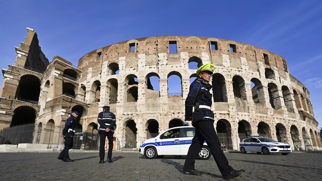 Italy siết chặt lệnh phong tỏa khi số người tử vong vì nhiễm virus corona lại gia tăng kỷ lục, chiếm 18% tổng số nạn nhân toàn thế giới - Ảnh 1.