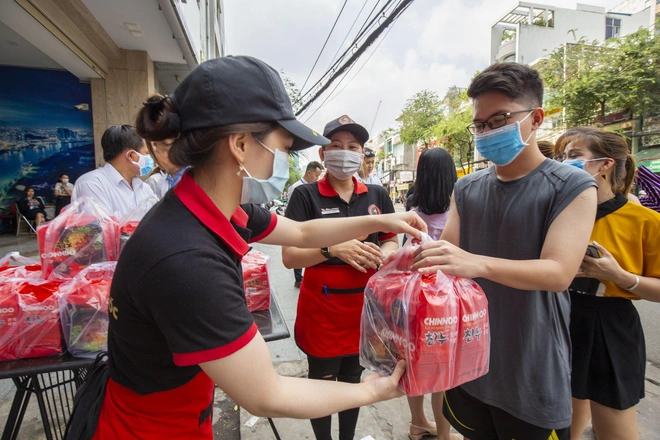 Chuỗi mì cay Sasin cùng Quốc Trường gây náo loạn cả khu phố khi trực tiếp phát mì gói trợ giá cho người dân - Ảnh 4.