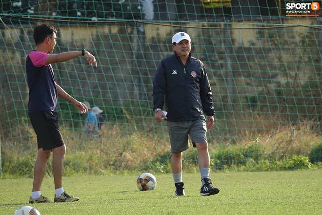 Chủ tịch kiêm HLV đội Sài Gòn phản đối đề xuất V.League thi đấu tập trung: Đừng chống lại quy định và chỉ thị - Ảnh 1.