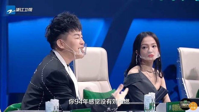 Hình ảnh gây sốt Weibo: Dàn HLV và thí sinh show thực tế đeo khẩu trang dã chiến giữa đại dịch COVID-19 - Ảnh 2.