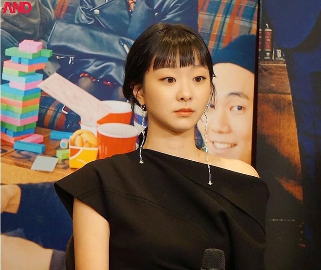 Chơi khuyên tai dài thòng kén mặt, Kim Da Mi vẫn “cân” được hết nhưng có một lần bị cộng tuổi thấy thương - Ảnh 2.
