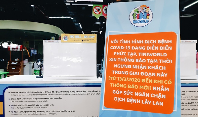 Dù là cuối tuần nhưng nhiều Trung tâm thương mại ở Sài Gòn vẫn vắng tanh vì dịch Covid-19 - Ảnh 19.