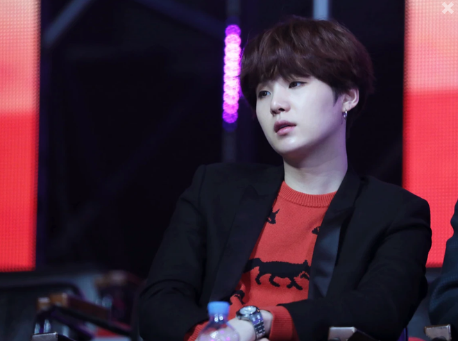 Suga (BTS) thờ ơ trước trò vui của đồng đội, Jungkook coi j-hope như người sao Hoả bất chấp đang ở lễ trao giải, ủa BTS thân nhau thật không? - Ảnh 2.